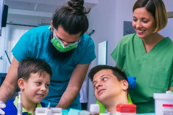 Профессиональная Стоматологическая Команда Два Мальчика Качестве Пациентов Стоматологическом Кабинете — стоковое фото