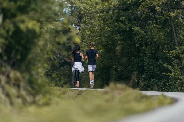 Genç Formda Atletler Ormanda Koşuyor — Stok fotoğraf