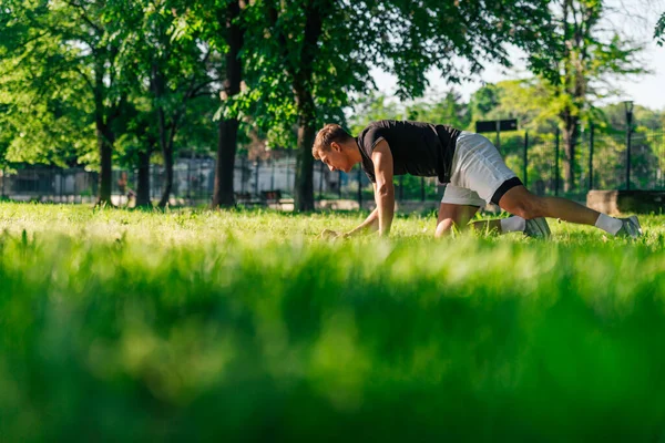 Jovem Saudável Fazendo Exercícios Alongamento Aquecimento Livre Tapete Fitness — Fotografia de Stock