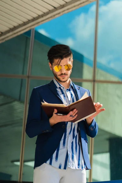 Hombre Negocios Guapo Está Mirando Través Sus Planes Escritos Libro — Foto de Stock