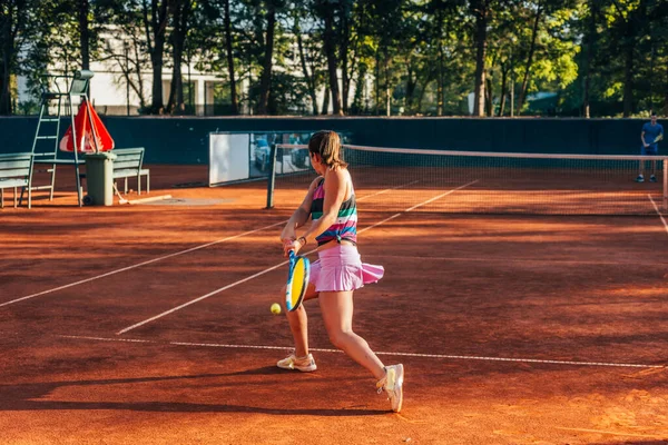 Kilátás Hátsó Egy Fiatal Fizet Tenisz Pályán Kívül — Stock Fotó