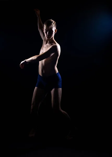 Bailarina Semidesnuda Moderna Realizando Una Danza Artística Contemporánea Sobre Fondo — Foto de Stock