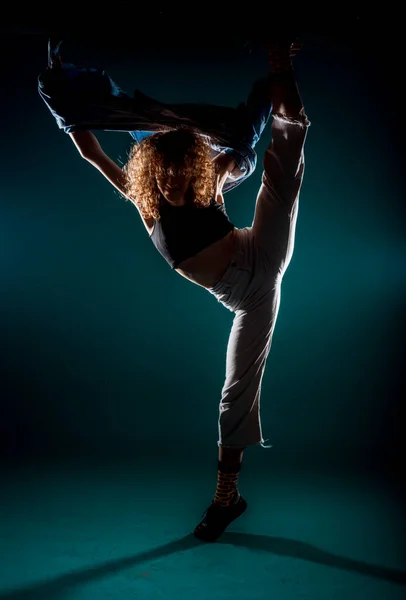 Jonge Danser Oefent Een Hedendaagse Dans — Stockfoto