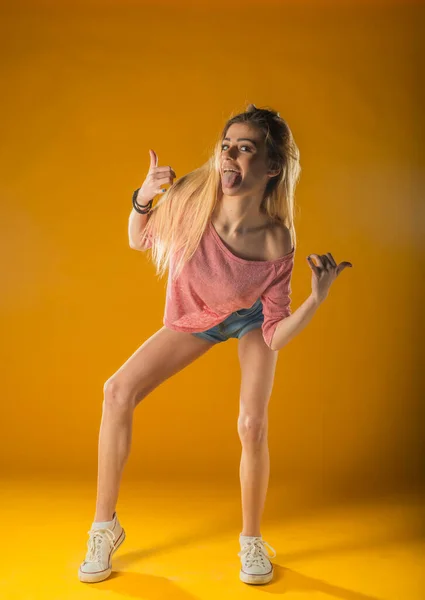 Menina Encantadora Desportiva Calções Tanque Top Ganga Dançando Com Prazer — Fotografia de Stock