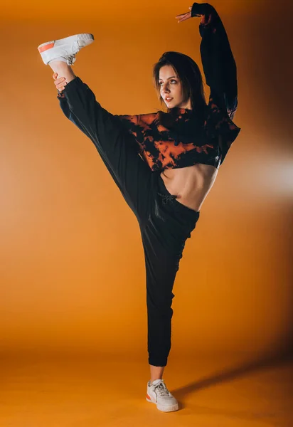 Hermosa Chica Realizando Una Rutina Danza Contemporánea —  Fotos de Stock