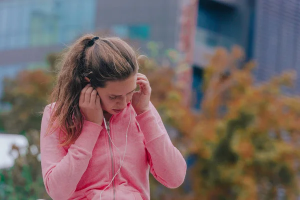 Retrato Una Atractiva Chica Fitness Con Auriculares Haciendo Ejercicios Estiramiento —  Fotos de Stock