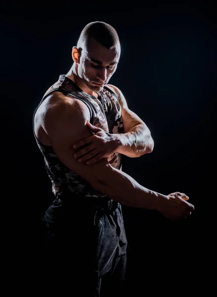 Culturista Posando Hermoso Chico Deportivo Poder Masculino Fitness Hombre Musculoso —  Fotos de Stock