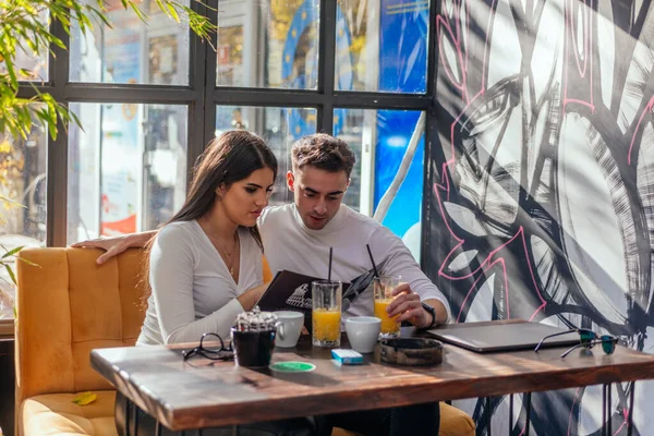 Dos Jóvenes Felices Están Mirando Menú Mientras Están Sentados Una — Foto de Stock