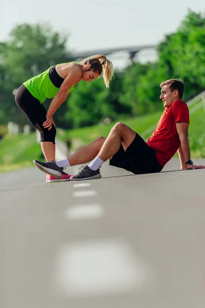 Jeune Couple Caucasien Prenant Une Pause Sur Piste Course Reposant — Photo