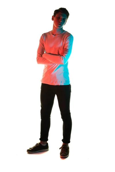 Trendiger Moderner Junger Mann Stylischem Weißem Langarmshirt Und Blauer Jeanshose — Stockfoto