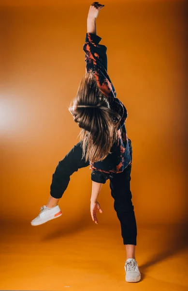 スタジオでのダンス練習中の若手ダンサー — ストック写真