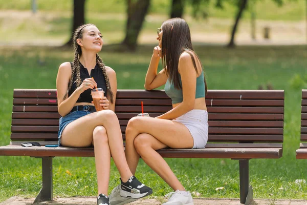 Atraktivní Dvě Ženy Sedí Letní Den Lavičce Parku — Stock fotografie