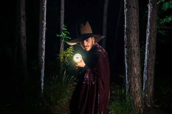 Büyücü Kostümü Giyen Bir Erkek Sihirli Bir Değnekle Büyü Yapıyor — Stok fotoğraf