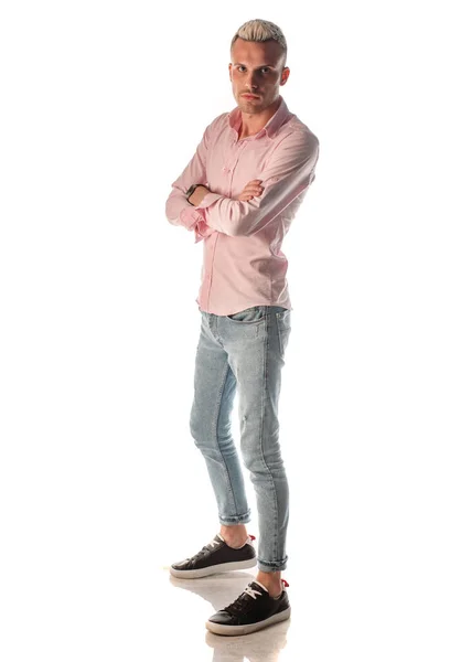 Mladý Blondýnka Muž Sobě Moderní Oblečení Pózovat Zkříženými Pažemi Přes — Stock fotografie