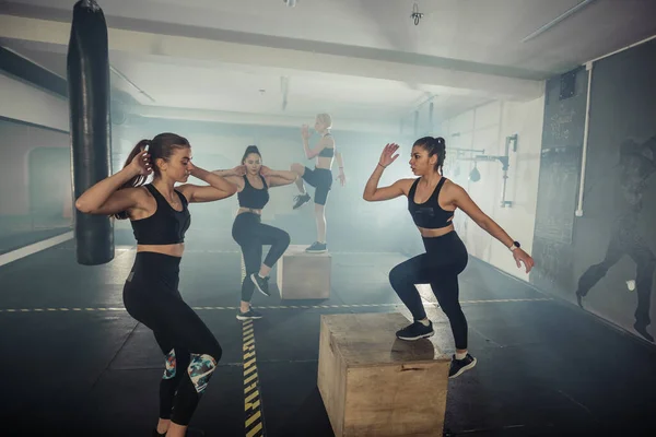Ženská Skupina Funkční Fitness Trénink Dělat Vestoje Křupky Zvýšit Sportovní — Stock fotografie