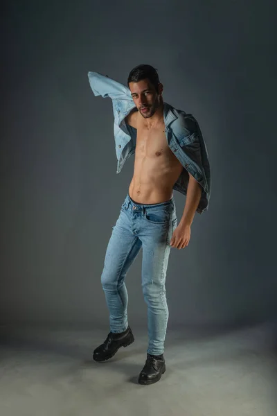 Schöner Muskulöser Hemdloser Junger Mann Steht Selbstbewusst Blickt Die Kamera — Stockfoto