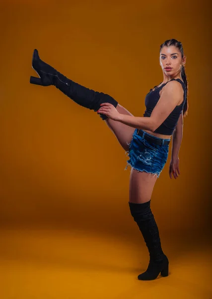 Junge Sexy Frau Posiert Studio Mit Ihrem Bein Der Luft — Stockfoto