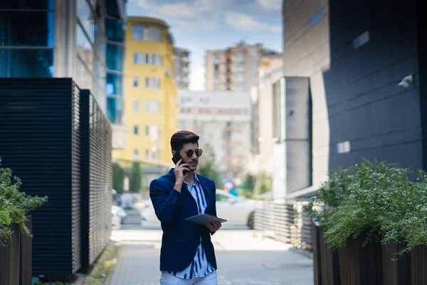Städtischer Geschäftsmann Telefoniert Mit Seinen Geschäftspartnern Während Seinem Tablet Arbeitet — Stockfoto