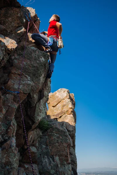 Güçlü Sportif Erkek Portresi Yazın Büyük Doğal Kayalara Tırmanıyor — Stok fotoğraf