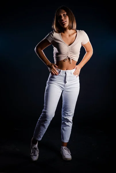 Retrato Una Atractiva Chica Moda Top Beige Posando Sobre Pared — Foto de Stock