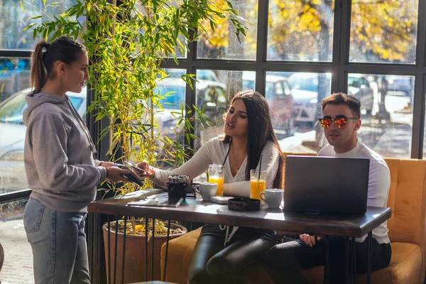 Zijaanzicht Van Een Paar Betalen Factuur Coffeeshop Met Behulp Van — Stockfoto