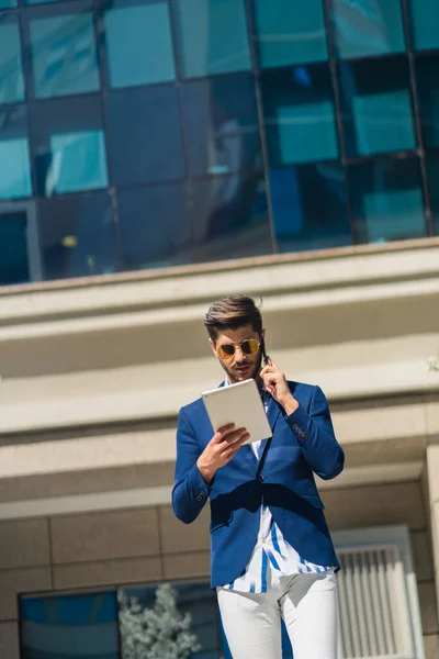 Hombre Negocios Bien Adaptado Está Comprobando Sus Fechas Para Organizar —  Fotos de Stock