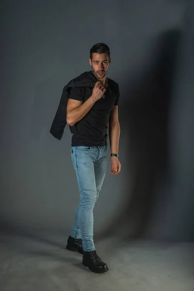 Jovem Moda Comprimento Total Vestindo Blazer Preto Jeans Contra Fundo — Fotografia de Stock