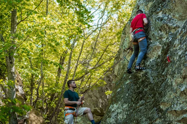 Deux Alpinistes Regardant Une Montagne Escarpée Avec Leur Équipement Escalade — Photo