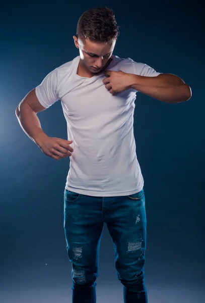 Retrato Jovem Bonito Vestindo Calças Ganga Azul Camiseta Branca — Fotografia de Stock