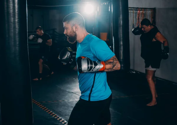 Muskulöser Gutaussehender Kämpfer Der Während Einer Trainingsrunde Mit Einer Boxtasche — Stockfoto