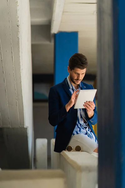 Schöner Geschäftsmann Arbeitet Außerhalb Seines Büros Seinem Tablet Und Lehnt — Stockfoto