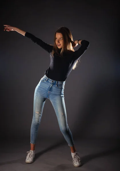 Attraktives Weibliches Modell Jeans Posiert Isoliert Auf Grauem Hintergrund — Stockfoto