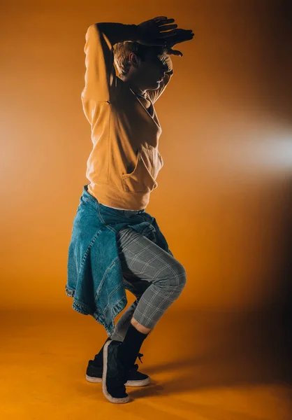 Elegante Jovem Realizando Uma Coreografia Dança Artística — Fotografia de Stock