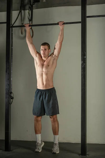 Flot Bodybuilder Gør Pull Ups Vandret Bar Indendørs Moderne Fitnesscenter - Stock-foto