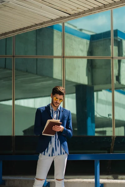 Hombre Negocios Urbano Está Escribiendo Las Nuevas Ideas Planes Libro —  Fotos de Stock