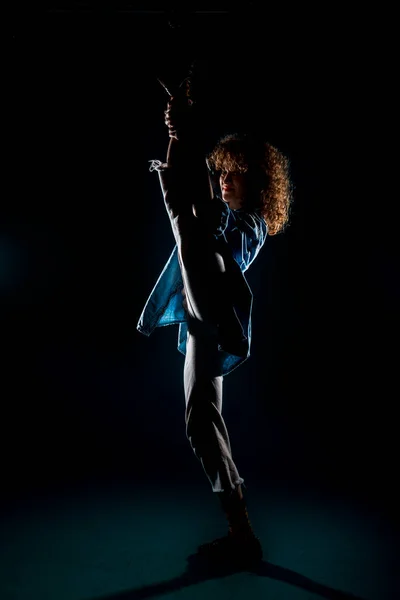 Flexibele Jonge Silhouet Danser Die Een Stijlvolle Dansbeweging Uitvoert — Stockfoto