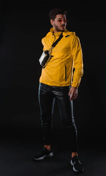 Прохолодний Молодий Чоловік Одягнений Жовту Куртку Позує Сучасній Студії Чорному — стокове фото