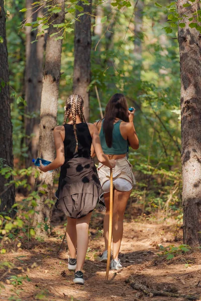 Twee Vrouwelijke Kaukasische Vrienden Wandelen Het Bos Een Berg Een — Stockfoto