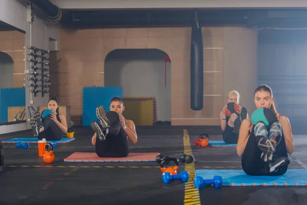 Çekici Sporcu Kızlar Grup Fitness Antrenmanında Tıpla Egzersiz Yapıyor — Stok fotoğraf