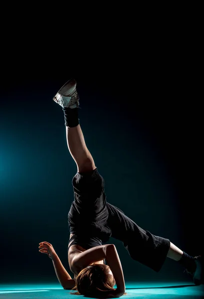 Táncmozdulatok Által Előadott Akrobatikus Rugalmas Női Táncos Tánc Sötét Stúdióban — Stock Fotó