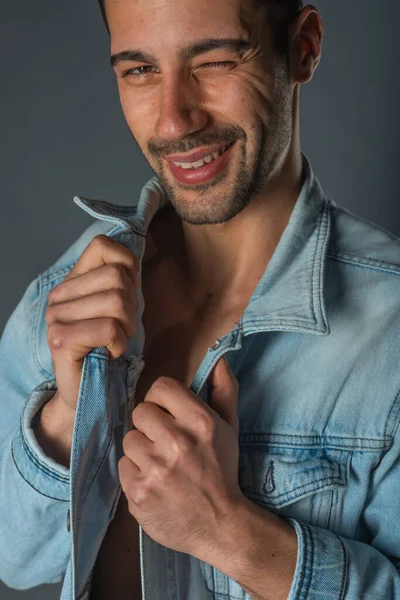 Photo Jeune Homme Macho Beau Avec Abdos Veste Denim Ouvert — Photo