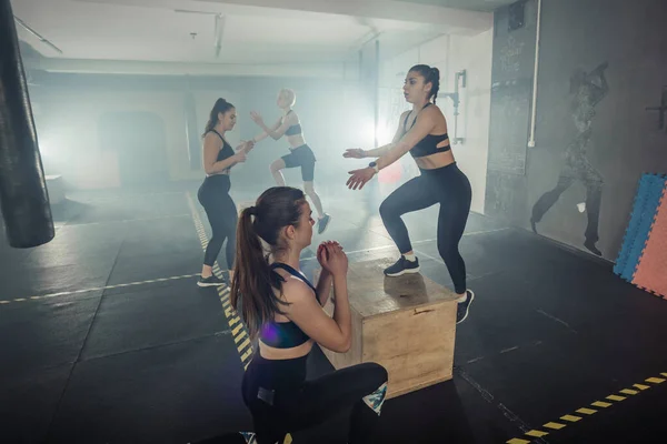 Spor Giyim Kuşamında Çömelme Hareketleri Yapan Yoğun Bacak Egzersizleri Yapan — Stok fotoğraf