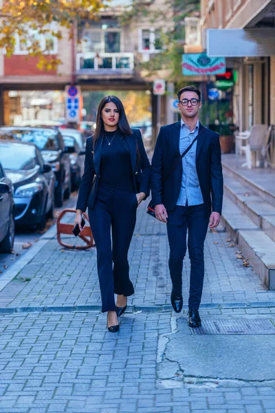 Şık Bir Adamı Kadın Ofislerine Doğru Yürüyorlar — Stok fotoğraf