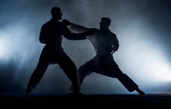 Joven Practicando Sus Movimientos Karate Kimono Blanco Cinturón Negro — Foto de Stock