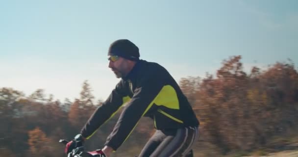 Bicicleta Caballo Por Camino Del Campo — Vídeo de stock