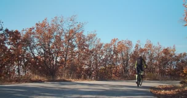 Велосипедист Едет Проселочной Дороге — стоковое видео