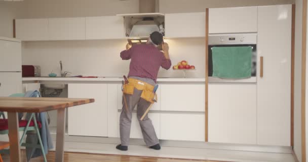 Handyman Con Cinturón Herramientas Que Fija Los Respiraderos Aire Cocina — Vídeos de Stock