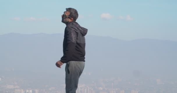 Człowiek Zbiegający Góry Rano — Wideo stockowe