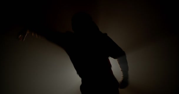 Silhouette Garçon Studio Avec Brouillard Rayons Lumineux Dansant — Video