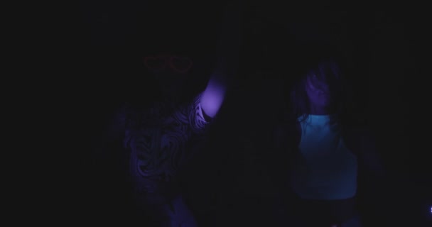 Группа Друзей Веселится Своей Вечеринке Светящимися Палками Ультрафиолетовыми Лампами — стоковое видео